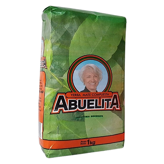 Yerba Mate compuesta de la industria Uruguaya de la marca Abuelita. Tiene un contenido neto de 1 kg